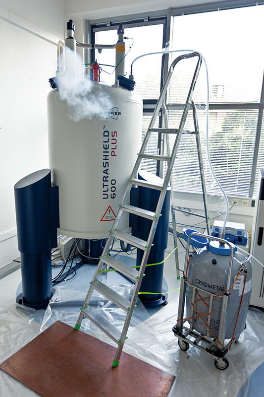 Bruker AVANCE-III 600&nbsp;US+