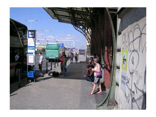 Stanoviště autobusů před budovou hlavního nádraží v Praze